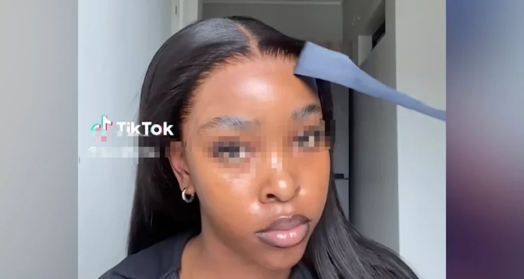 Femme appliquant une bande élastique et un bonnet de tulle pour fixer une lace front wig (perruque) sur son front.
