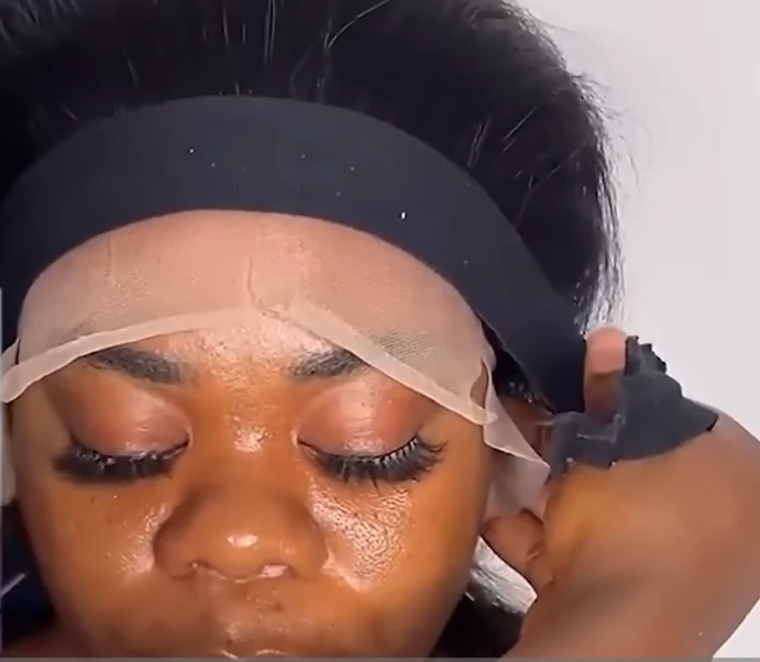 Utilisation d'une bande élastique pour plaquer et fixer le tulle d'une